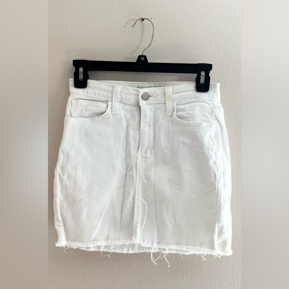 5/$15 MUST BUNDLE Classic White Mini Skirt - Picture 2 of 10